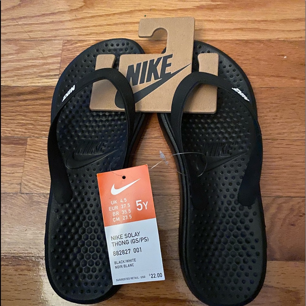Nike - Picture 2 of 4